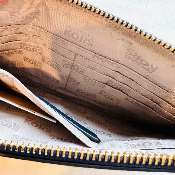 Michael Kors Brooklyn Applique Navy Blue Large
Zip Clutch NWT - Picture 6 of 12